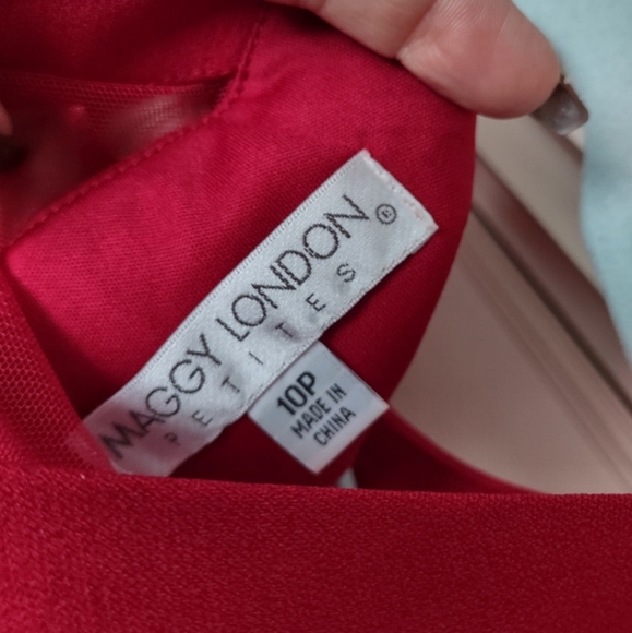 Red dress - Picture 3 of 3